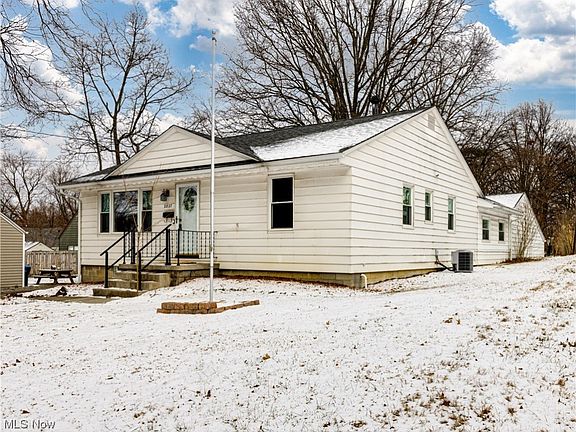 2nd image of 2827 Oakwood Dr
