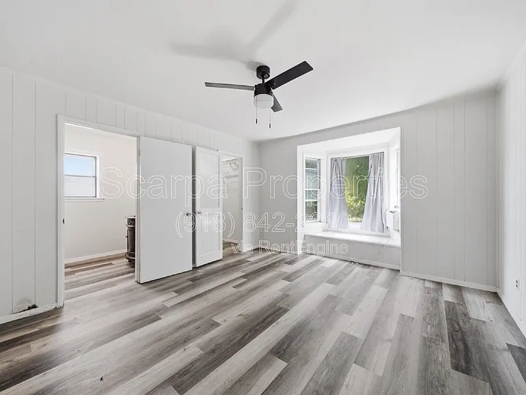 4530 E 6th St — Photo 16