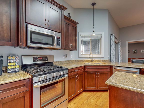 4th image of 1842 Grandview Dr