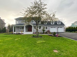 90 Wagstaff Ln, West Islip, NY 11795