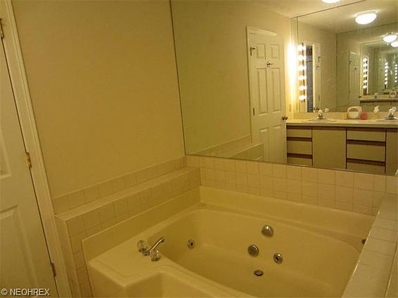 4th image of 704 Shady Hollow Ln