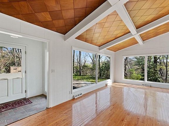 4th image of 19335 Highland Dr