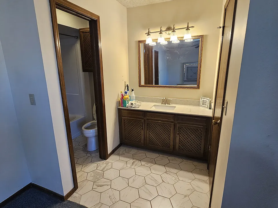 3225 S 148th East Ave