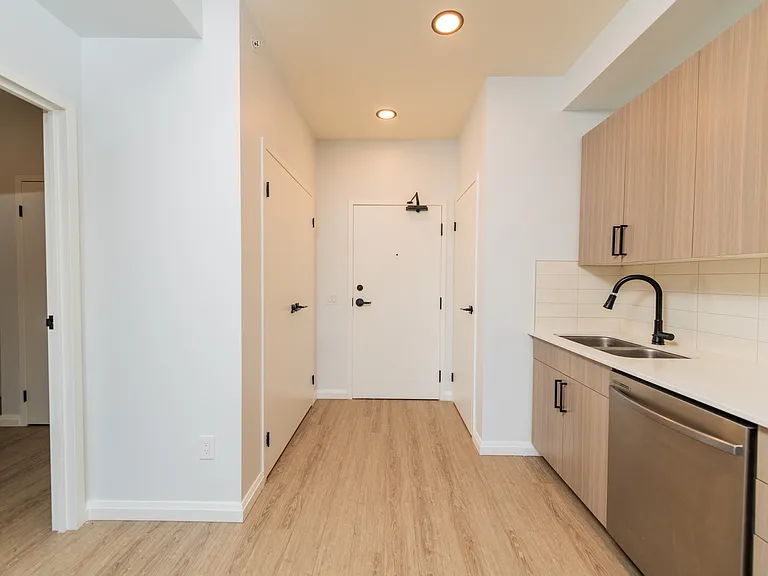 528 Lancaster St W — Photo 14