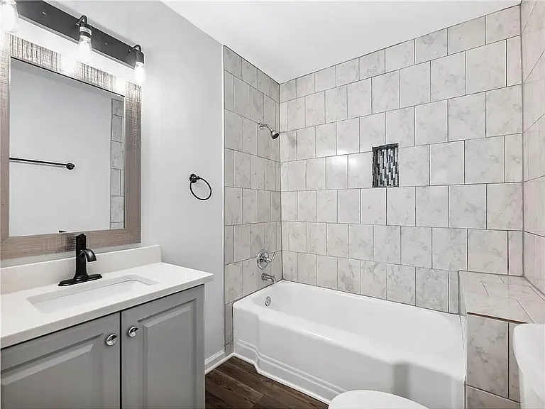845 Oak St NW — Photo 2