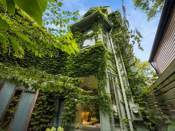 33A Henry St, Toronto, ON M5T 1W9