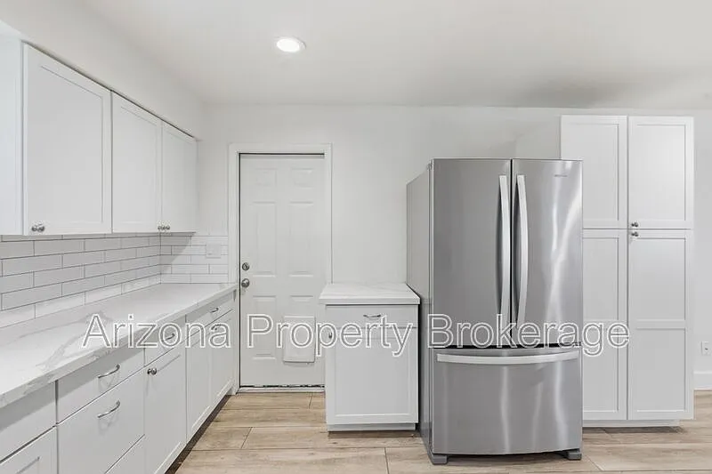 2 bed, 1.0 bath, 945 sqft — Photo 3