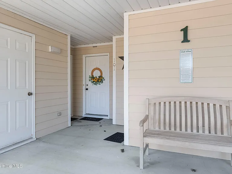 3350 Club Villas Dr #101 — Photo 2