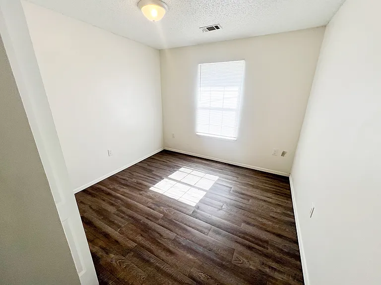 902 Scurry St #F — Photo 14