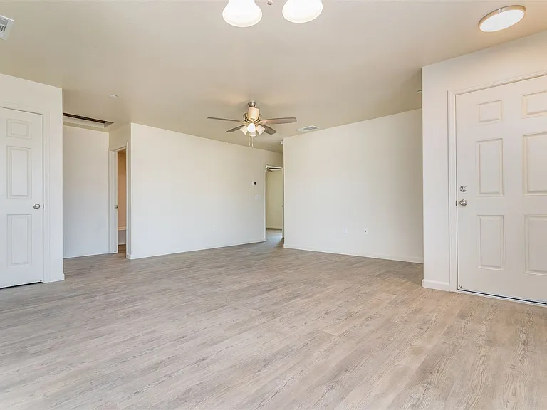 2467 Oakmont Cir — Photo 9