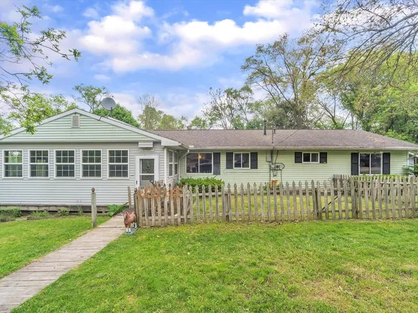 11355 Riverbank Ln, Pinckney, MI 48169