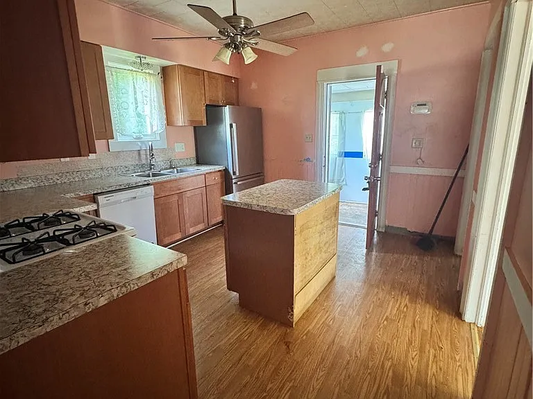 2331 Midland Ave — Photo 9