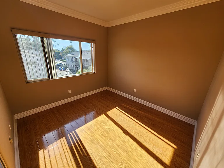 13620 Valerio St #10 — Photo 27