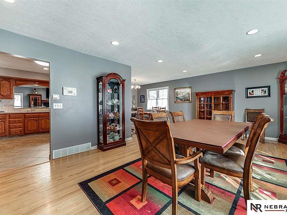 5th image of 9616 Nina St