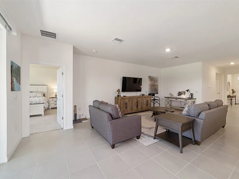 5252 NW 46th Lane Rd — Photo 3