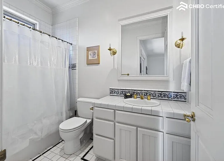 En suite bathroom attached to main upstairs guest room
