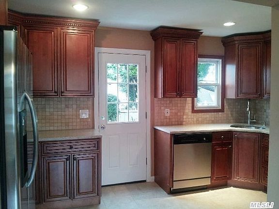 3rd image of 203 Swan Pl
