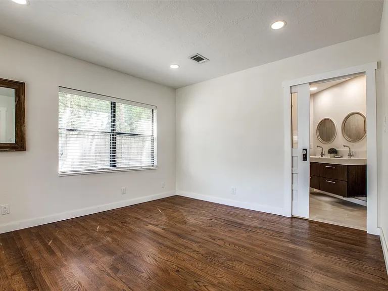 235 Live Oak St — Photo 13