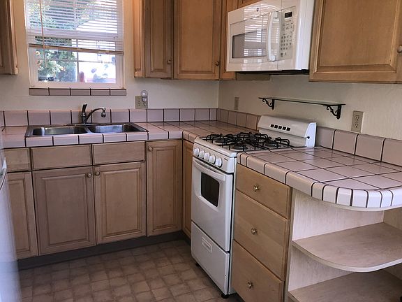 3rd image of 111 Beulah Ct