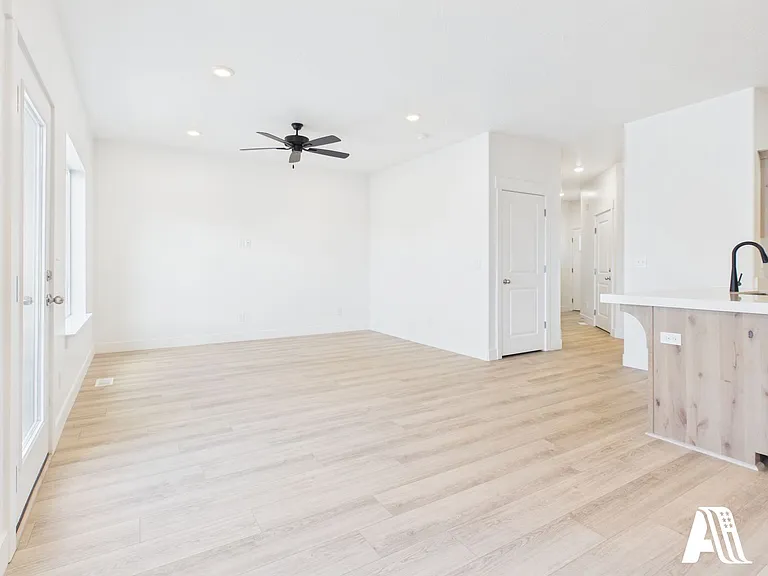 443 E 650 N — Photo 21
