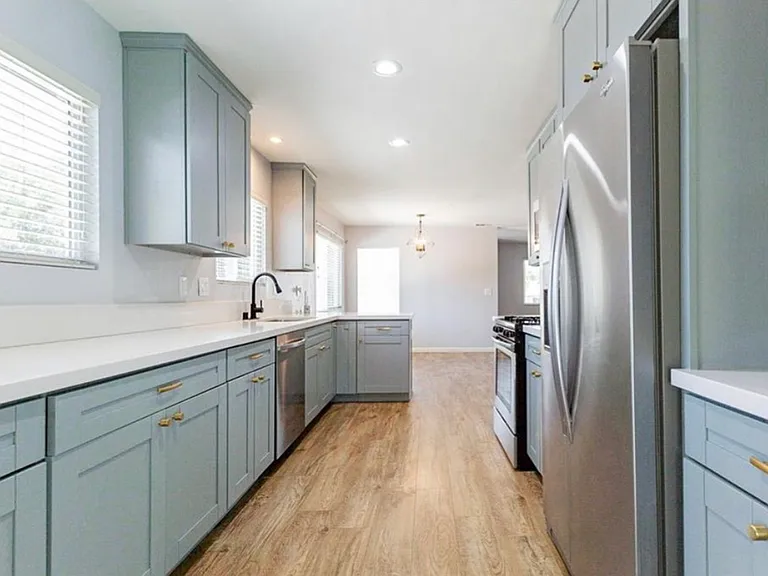 820 S San Mateo St — Photo 3