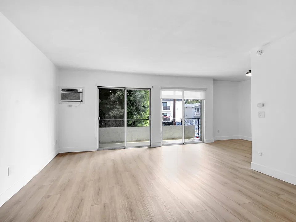 1333 N Martel
