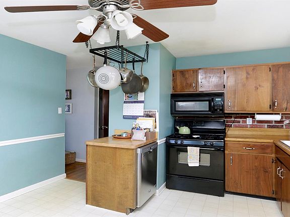 5th image of 553 Sandalwood Dr