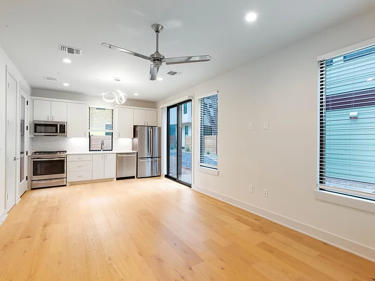 1118 Walton Ln #3 — Photo 3