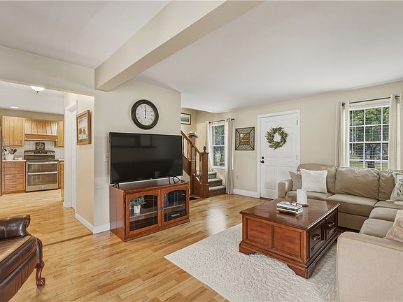 4th image of 9 Houghton Cir
