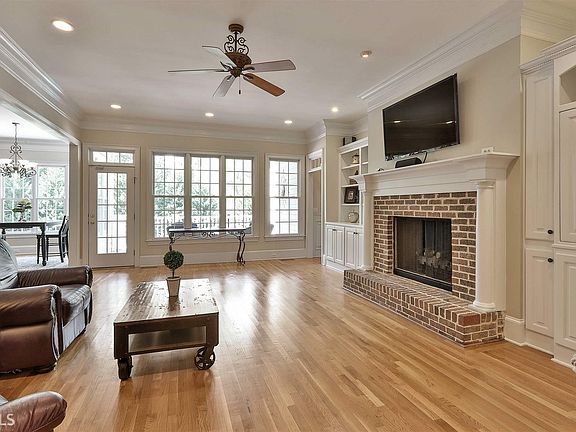 4th image of 160 Ashborough Park