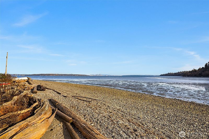 4th image of 10003 Manitou Beach Drive NE