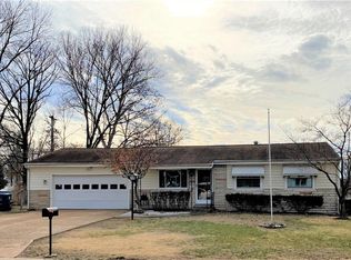 1722 Leaf Crest Dr, Hazelwood, MO 63042