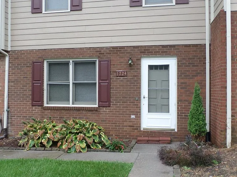 1724 Emerald St — Photo 8