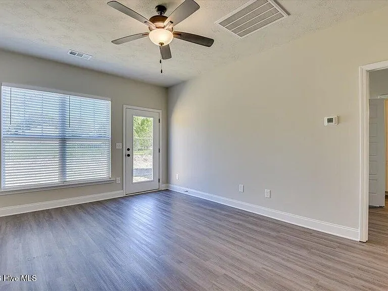 544 Hardy Point — Photo 5