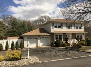 2 Antler Ct, Matawan, NJ 07747