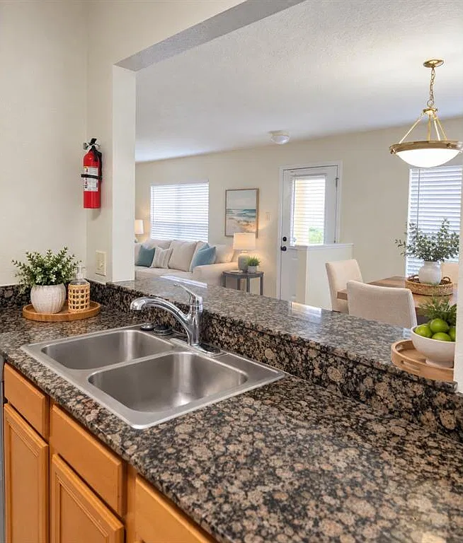 3 bed, 2.5 bath, 1408 sqft, $2,350 — Photo 4