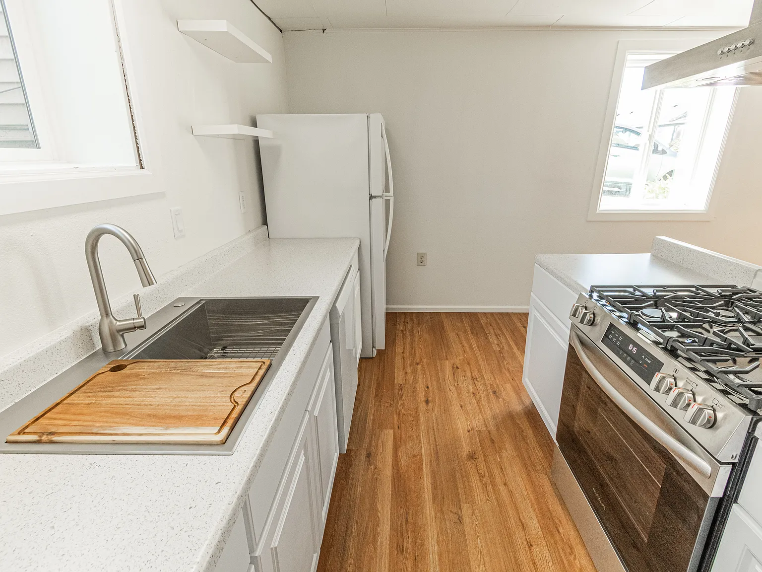 Very nice updated 2 bedroom Unit! — Photo 2