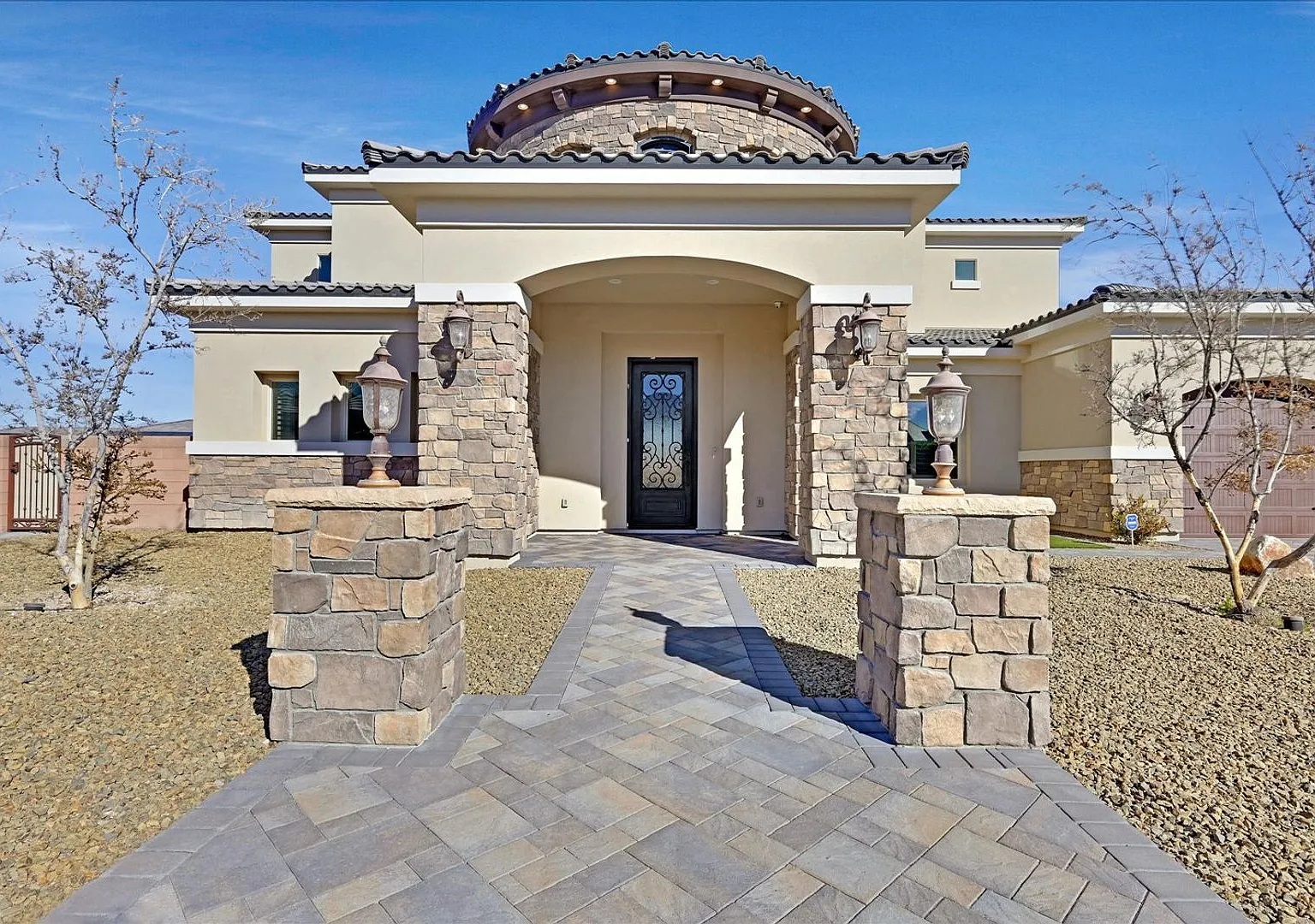Custom Luxury Home with Strip and Mountain Views! — Photo 2