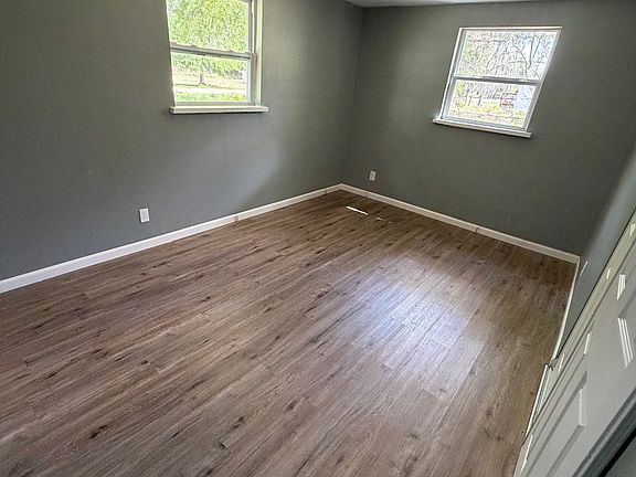 3rd image of 228 Griffin Rd