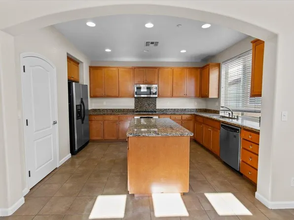 1067 Sallie Ln, Tracy, CA 95376