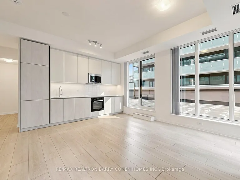 400 King St W #823 — Photo 11