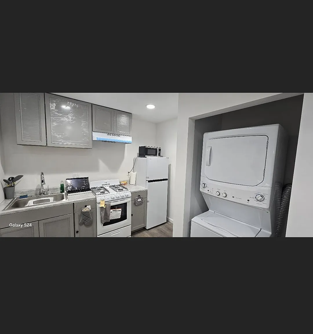 205 S Victoria Ave — Photo 4
