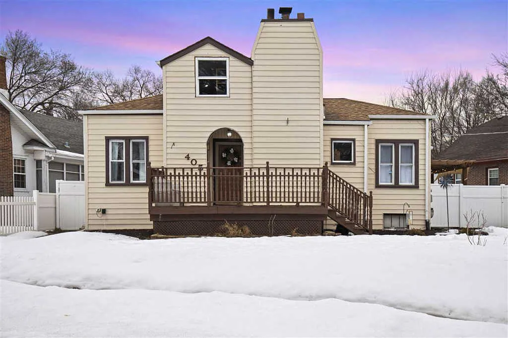 405 Churchill St photo 1