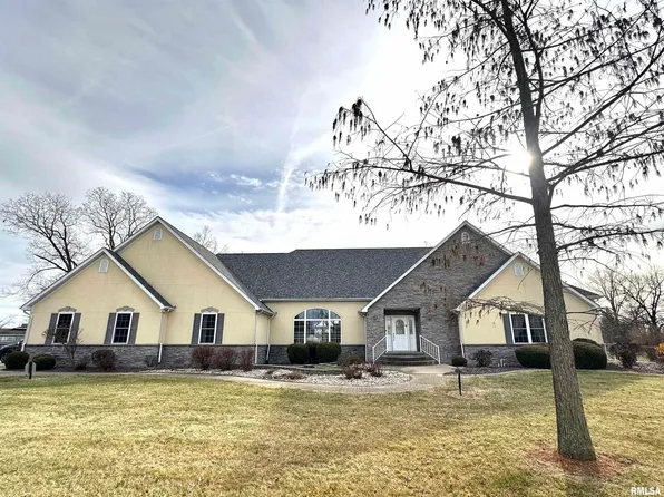 8 Orchard Dr, Centralia, IL 62801
