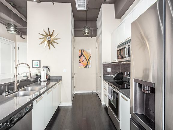 4th image of 1 E LEXINGTON Avenue #907