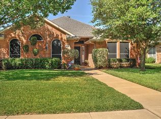 2740 Crystal Glenn Cir, Hurst, TX 76054