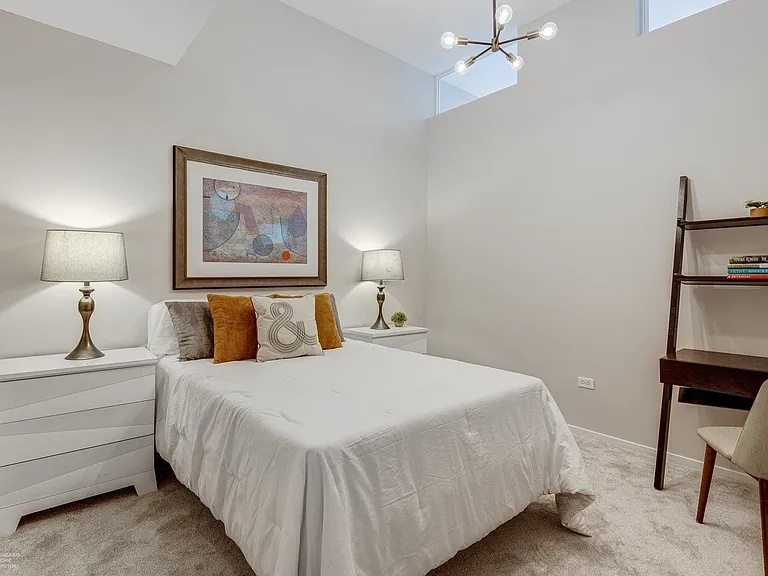Second bed with alcove windows