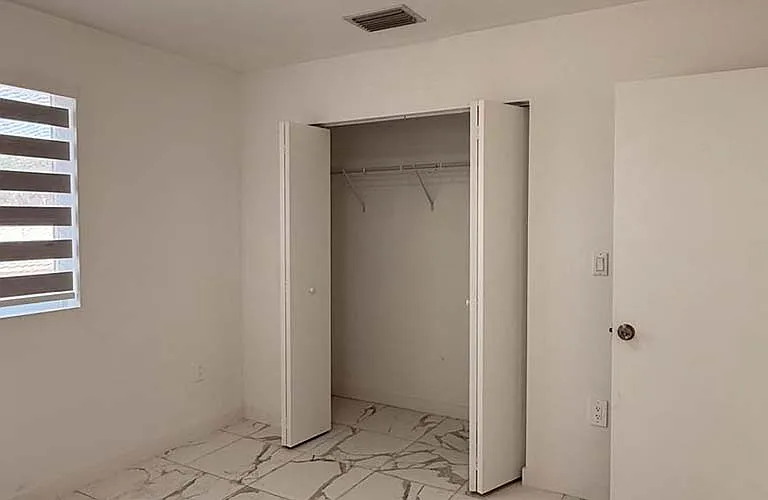 811 E 52nd St #101 — Photo 7