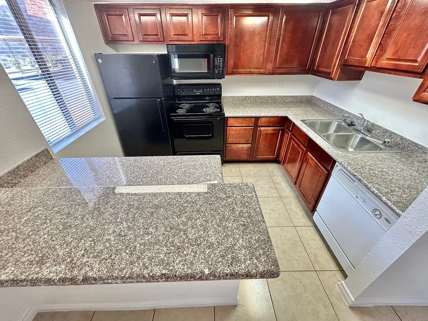 Adorable 2 Bedroom 2 Bathroom 1st Floor Condo — Photo 3