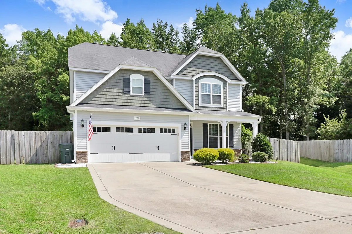 4 bed, 2.5 bath, 2378 sqft, $2,300 — Photo 3